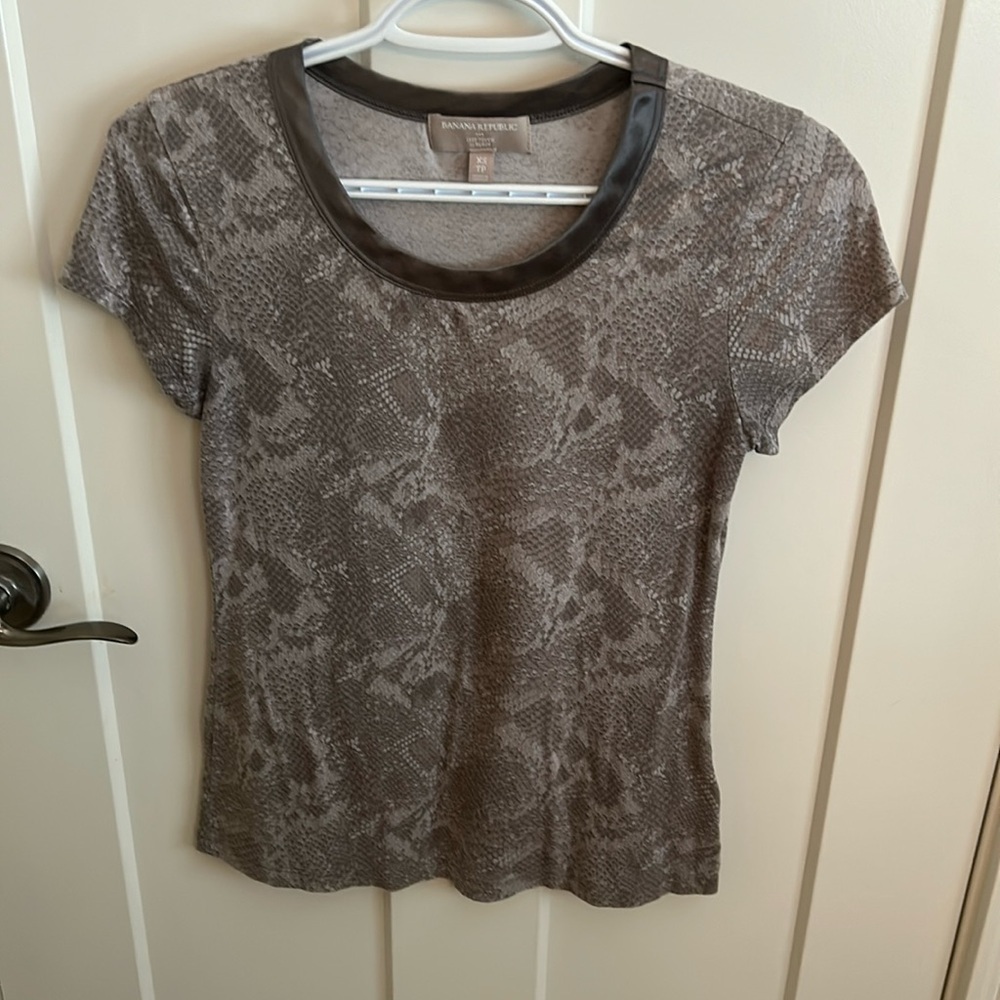 Banana republic Luxe touch snakeskin print top, size XS